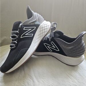 Size 8 New Balance Fresh Foam Roav Tee Shirt - Black Light Aluminum. Women